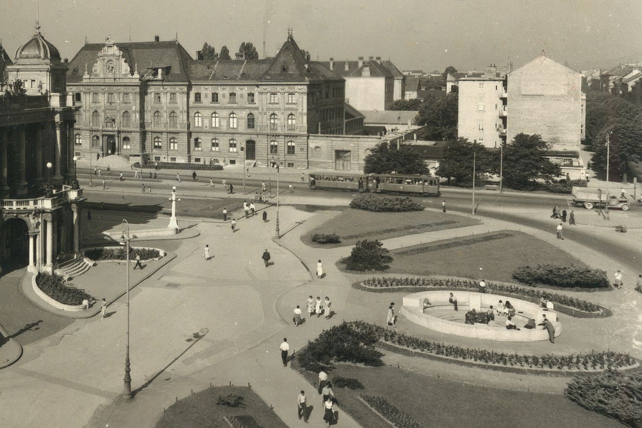 Trg maršala Tita (današnji Trg Republike Hrvatske) prije gradnje zgrade ŽELJPOH-a, oko 1955.-1960. godine